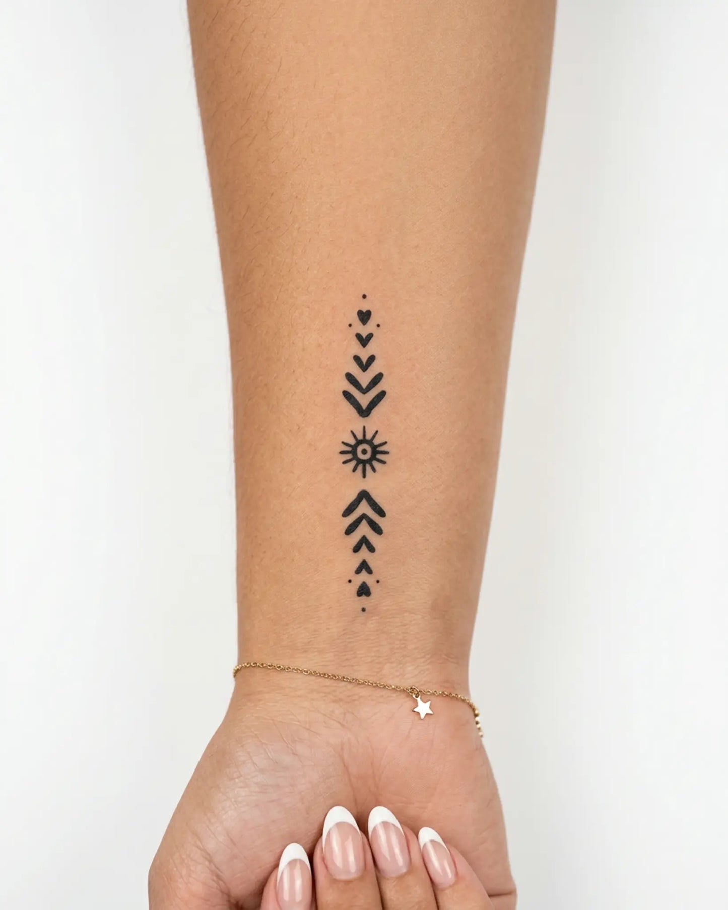 INKY Boho Line semi-permanent tattoo applied on a woman – 2 x 4 in (6x10 cm) design, realistic ink look, lasts 10 days