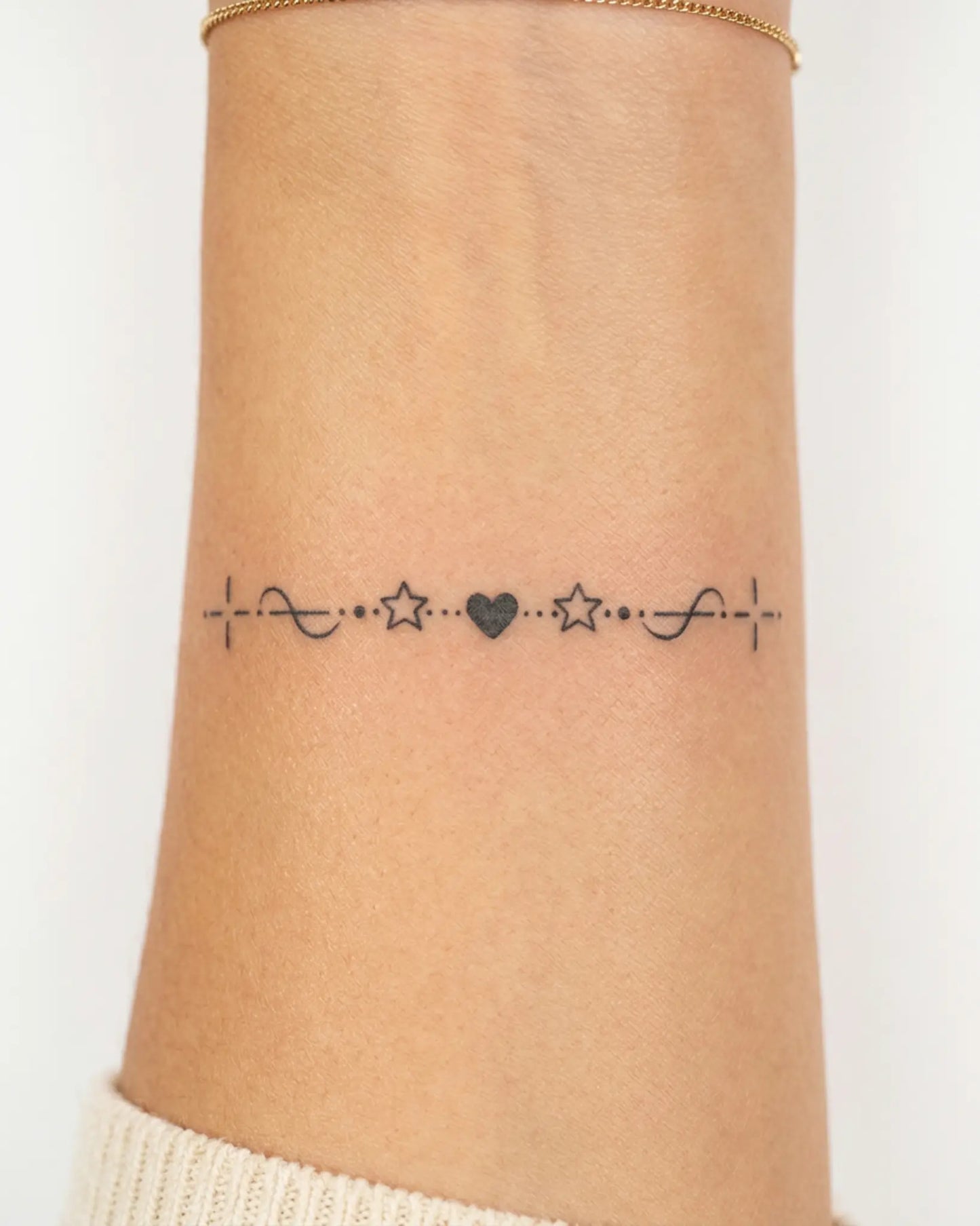 INKY Sweet Divider semi-permanent tattoo applied on a woman – 2 x 2 in (4x4 cm) design, realistic ink look, lasts 10 days