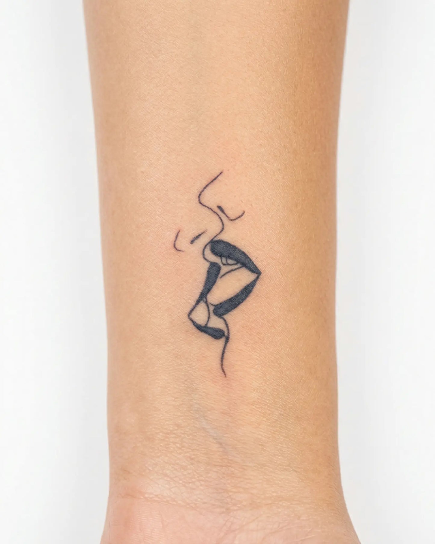 INKY Line Kiss semi-permanent tattoo applied on a woman – 2 x 2 in (4x4 cm) design, realistic ink look, lasts 10 days